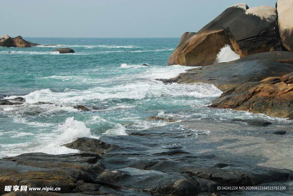 海边礁石海浪翻涌