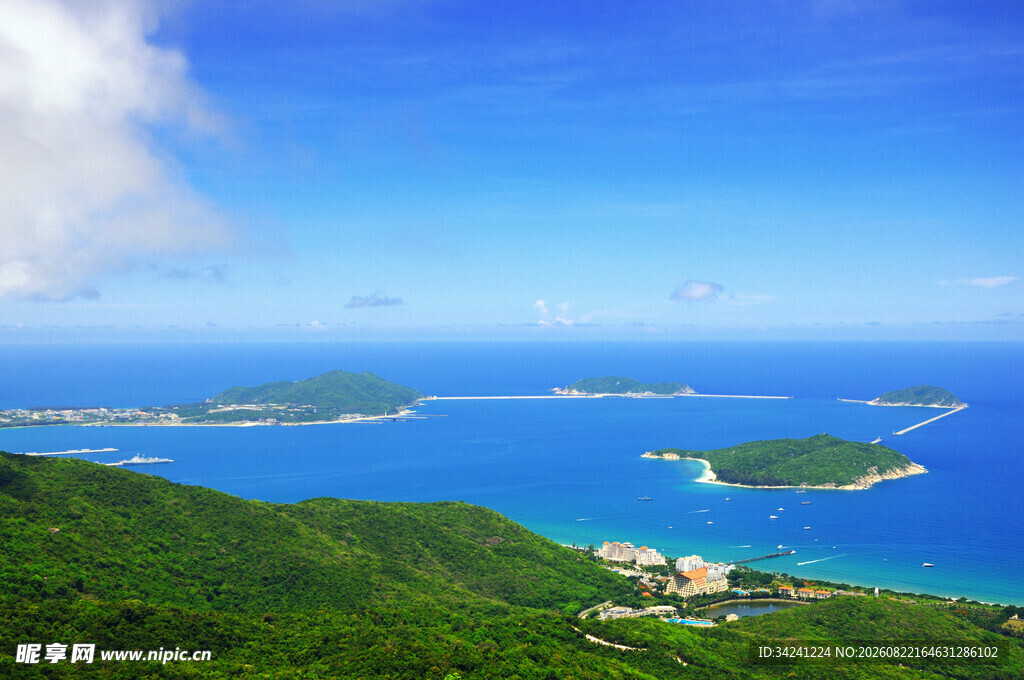 碧海青山环绕的美丽海岛