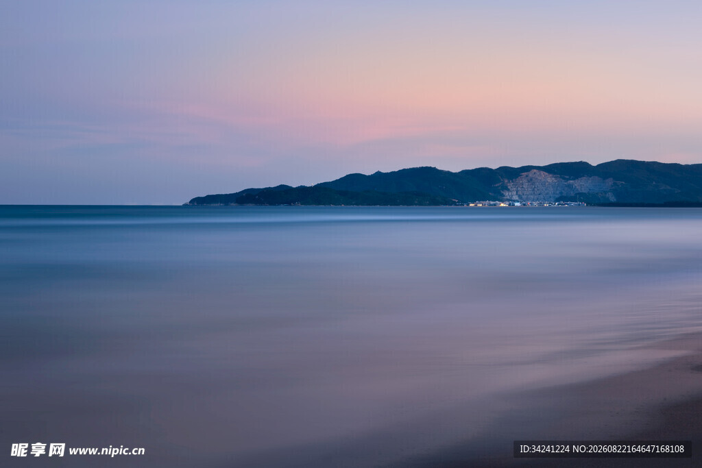 海边暮色下的静谧海岸线