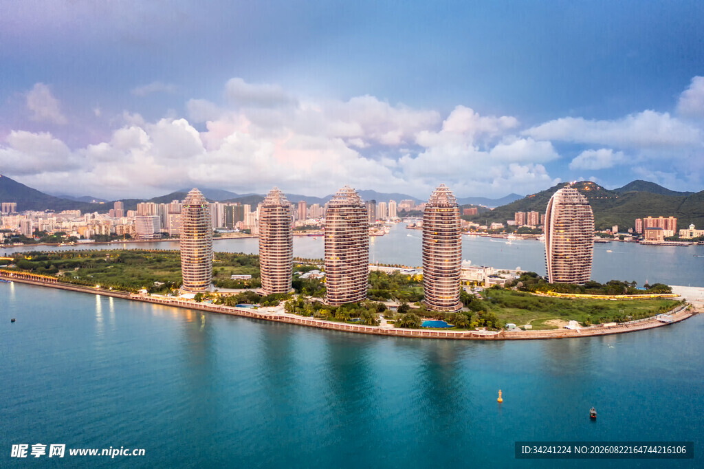 海滨城市壮丽建筑群景观