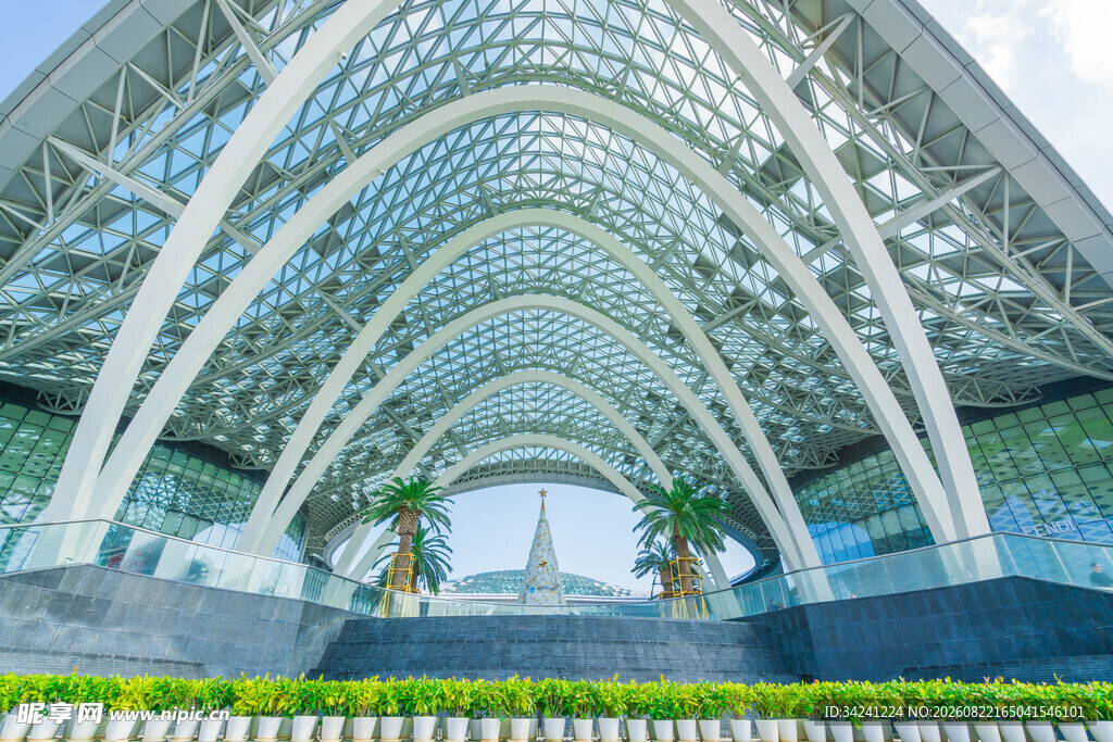 现代拱形玻璃建筑内部景观