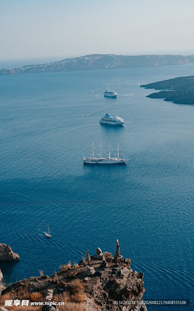俯瞰碧海与航行船只