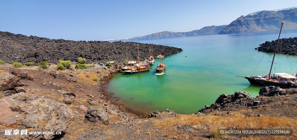 湖畔壮丽风光碧水映山峦