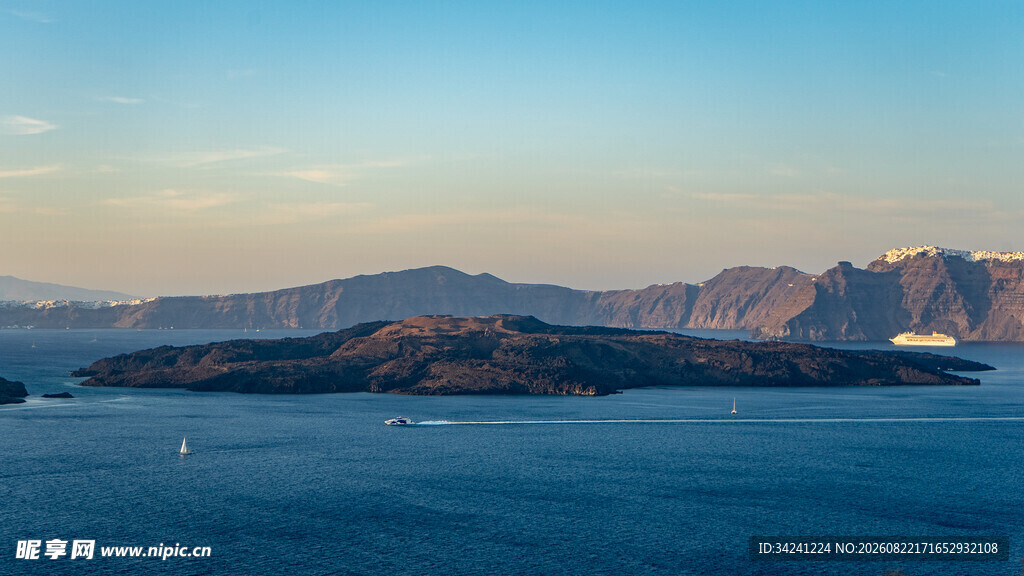 海上远观连绵山峦美景