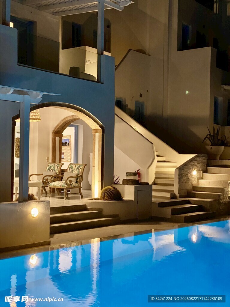 奢华泳池畔的精致建筑空间