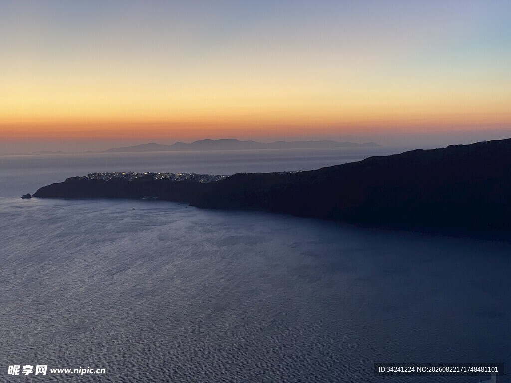 海上日出时的美丽海岸线