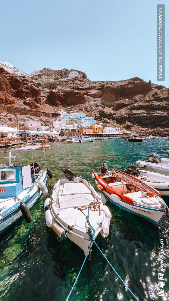 海边停泊的多彩船只