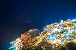 圣托里尼夜景璀璨灯火迷人