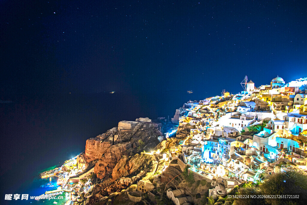 圣托里尼夜景璀璨灯火迷人