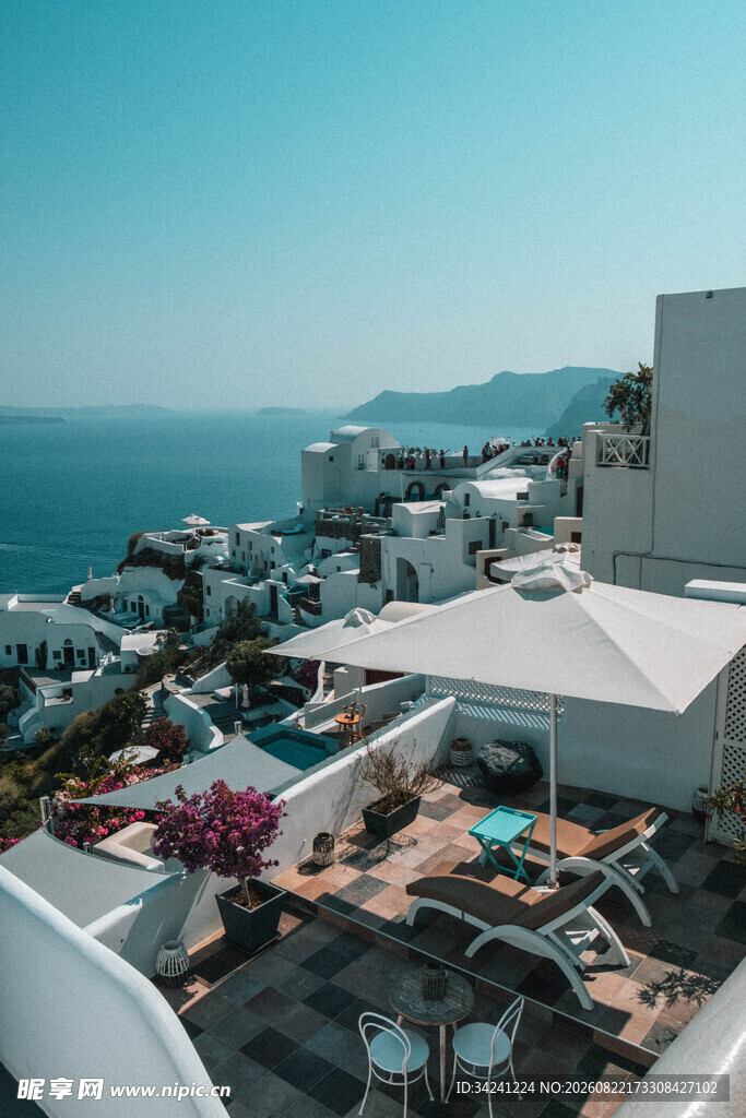 海边白色建筑屋顶景观