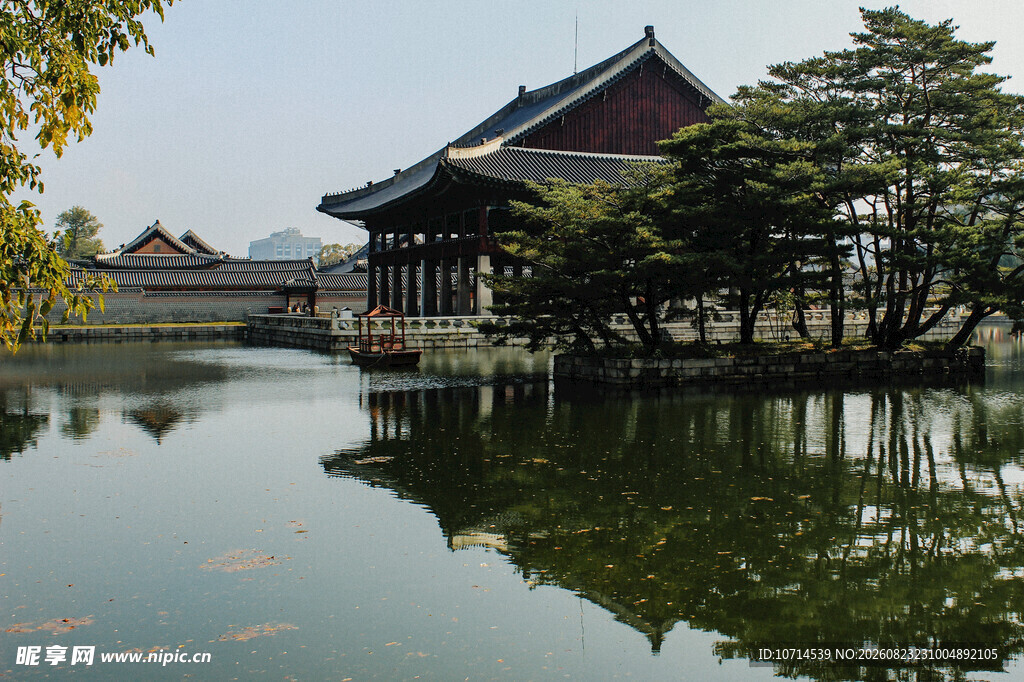 中式湖景古建筑倒影