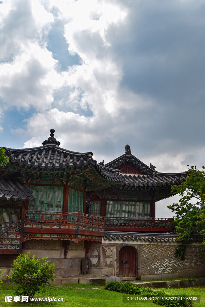 中式古建筑蓝天白云下