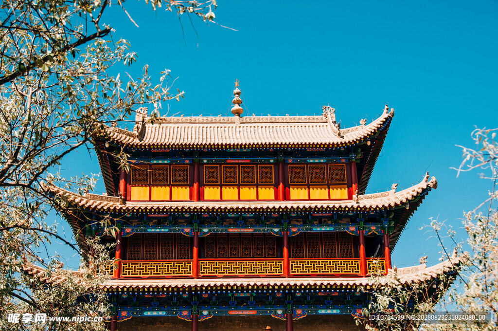 中式古建筑塔楼蓝天景色