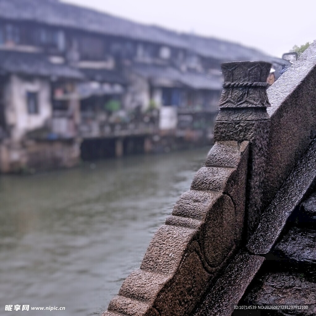 江南水乡石桥畔朦胧景致