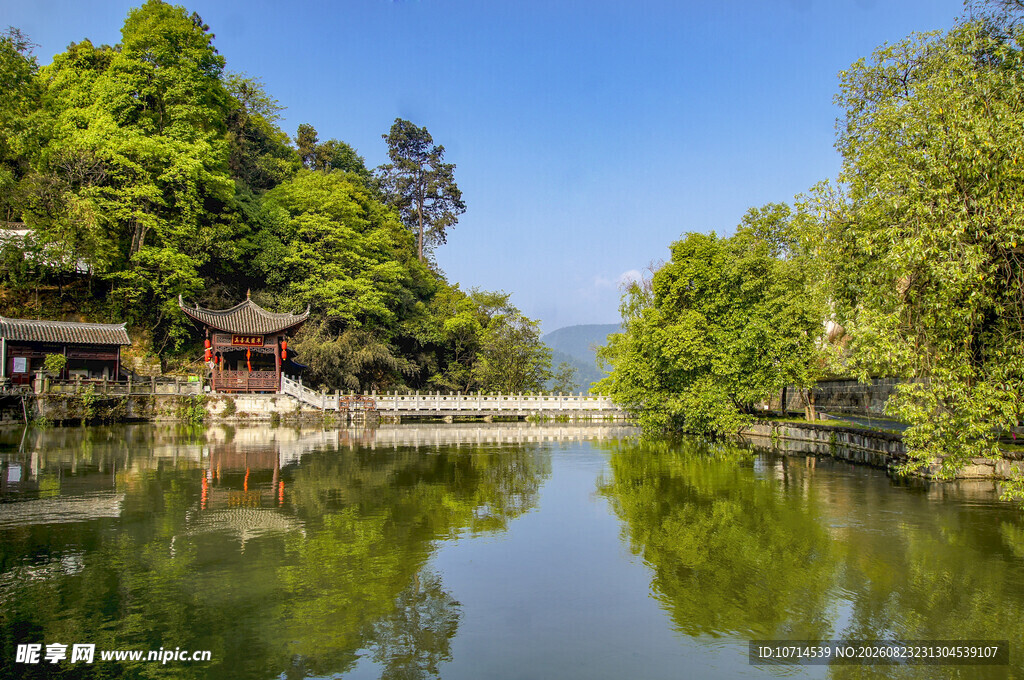 湖畔古建青山绿水好风光