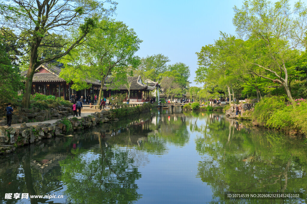 江南水乡静谧小河风光