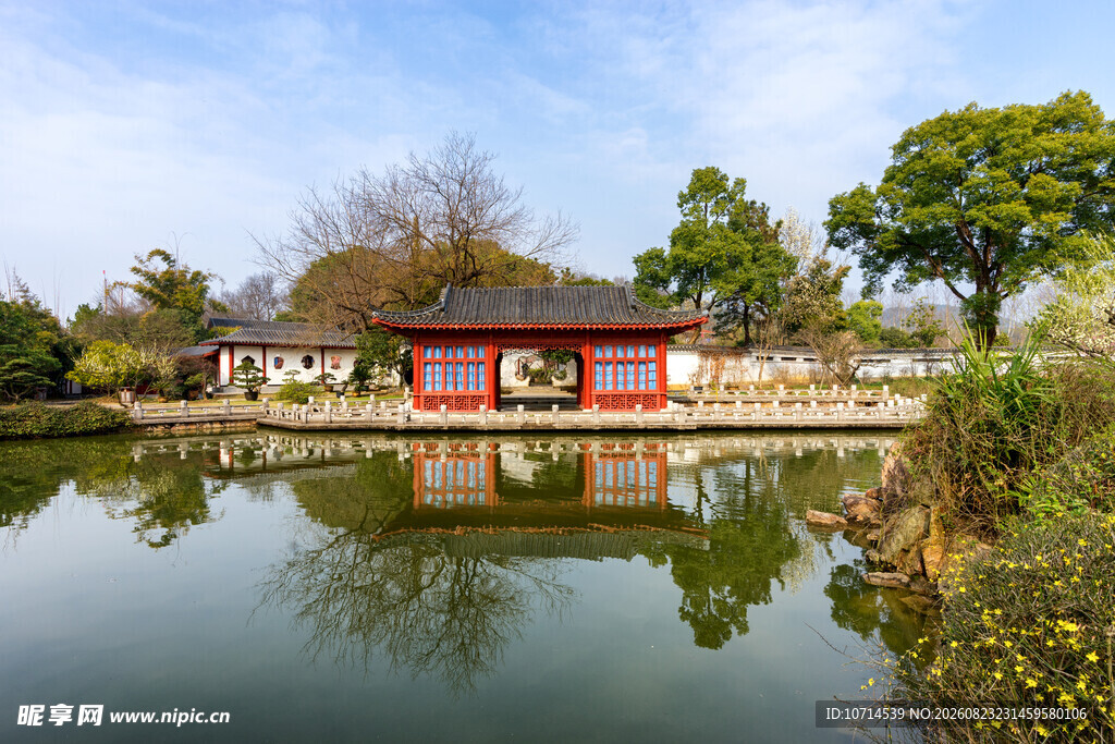 湖畔中式建筑宁静美景
