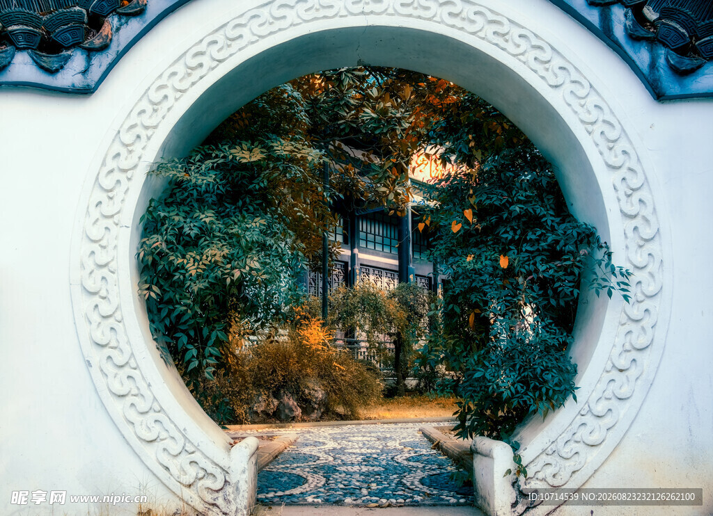 中式圆门后的园林景致