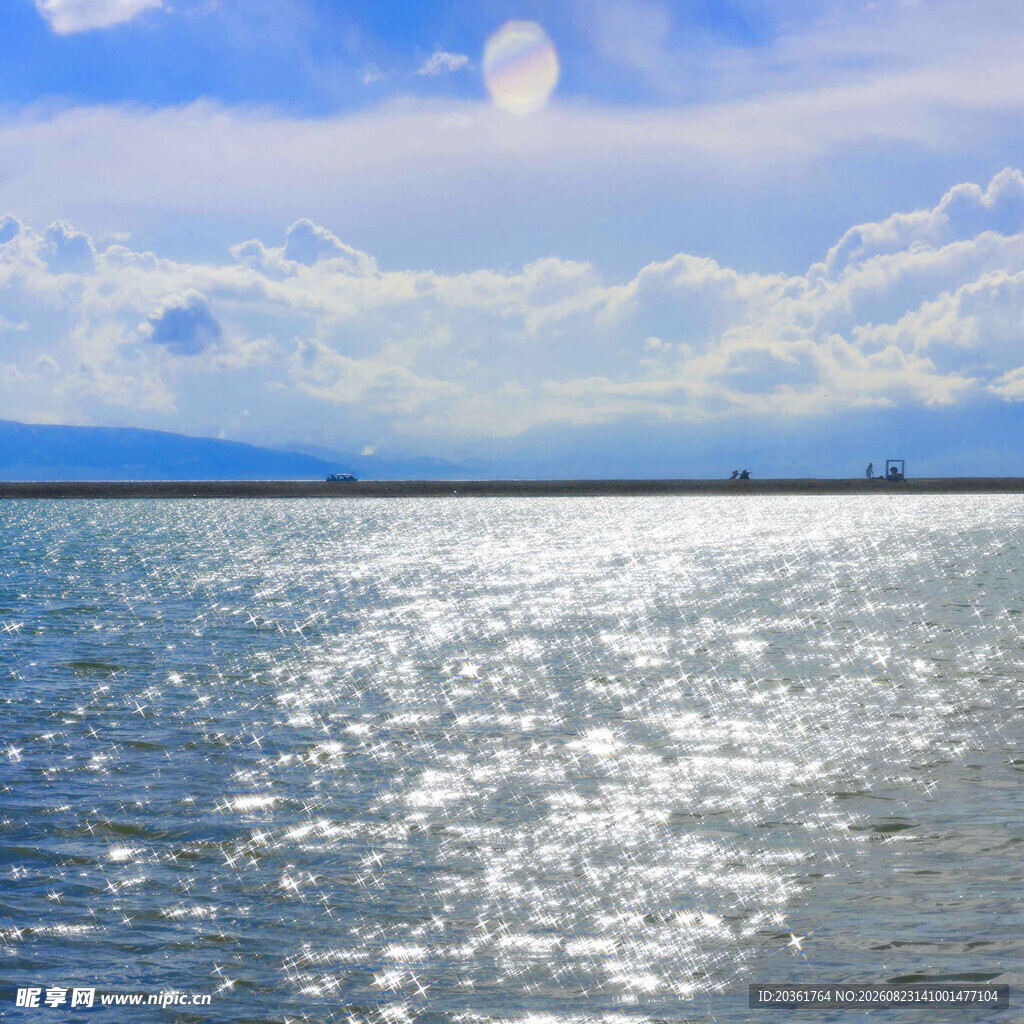 波光粼粼的辽阔海面