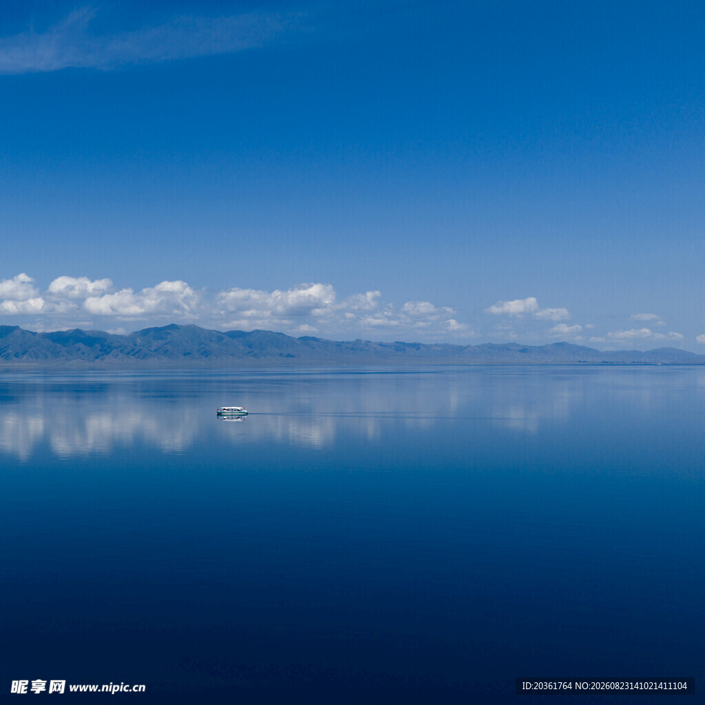 平静湖面与远处山峦美景