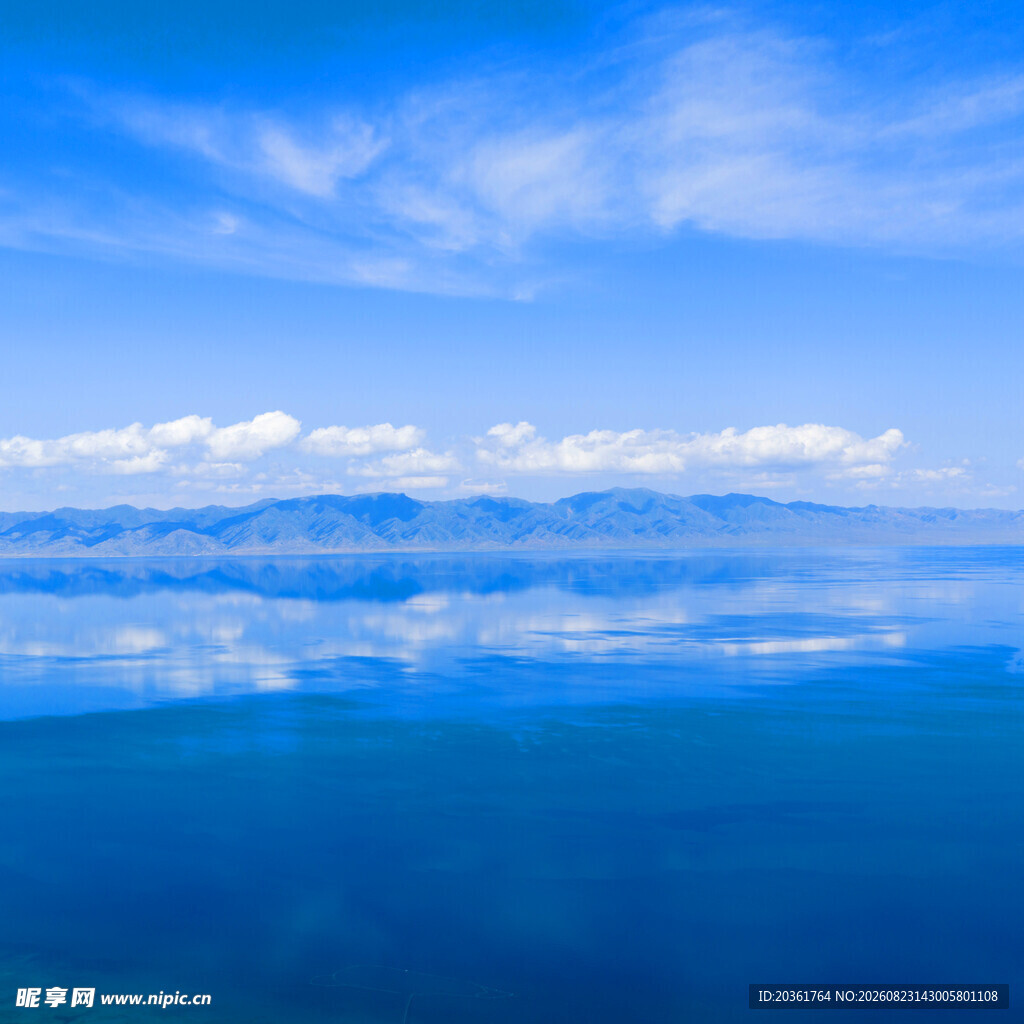 湛蓝天空下的平静湖水