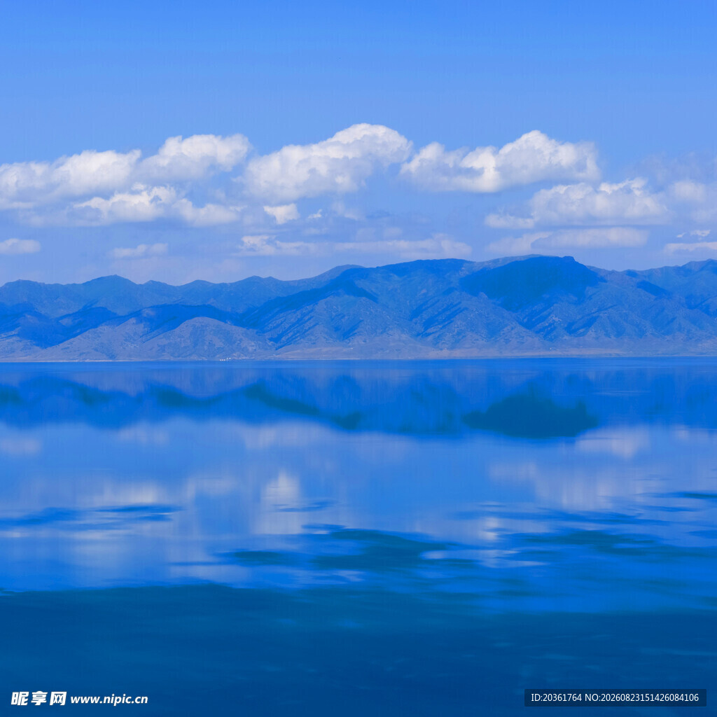 蓝色湖景与远处山峦
