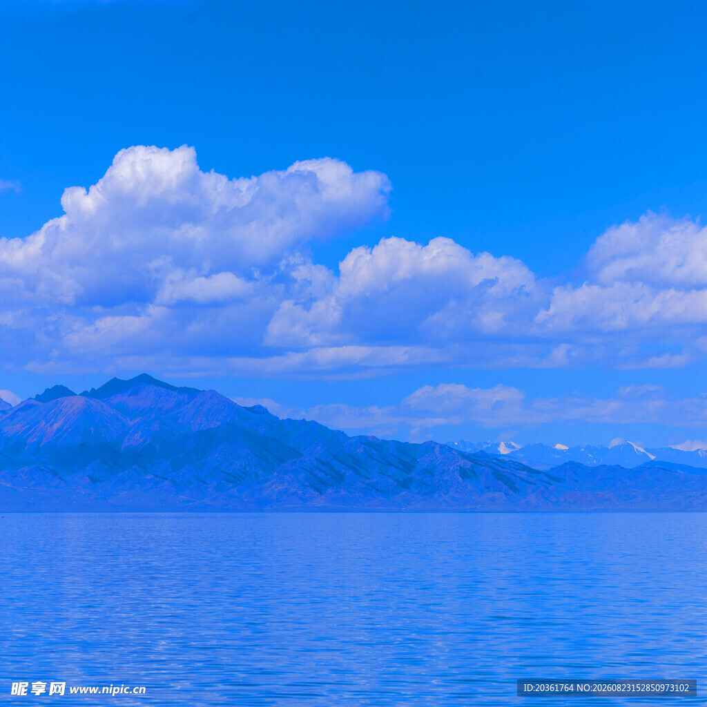 蓝色湖景与远山白云