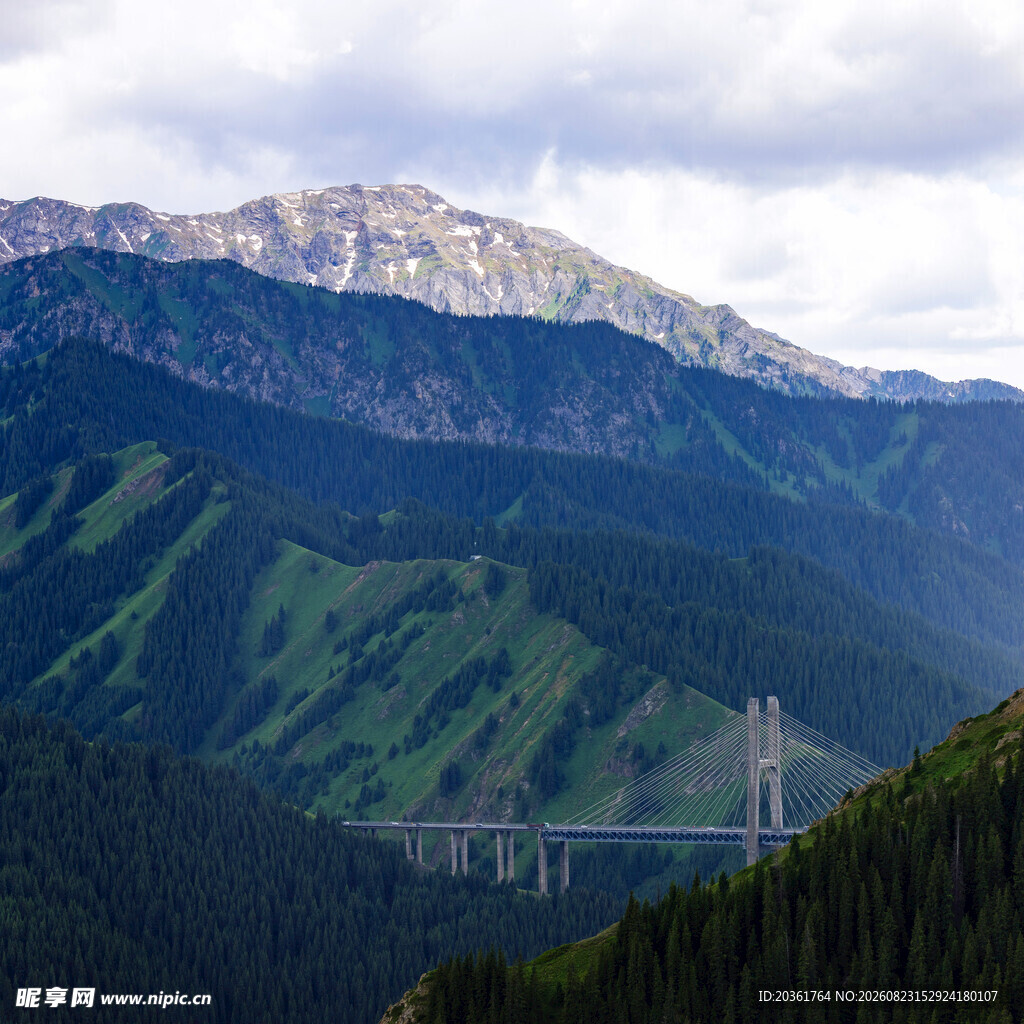 山间高架桥横跨壮丽山脉