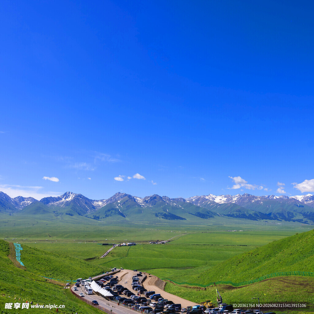 草原风光下的建筑景观