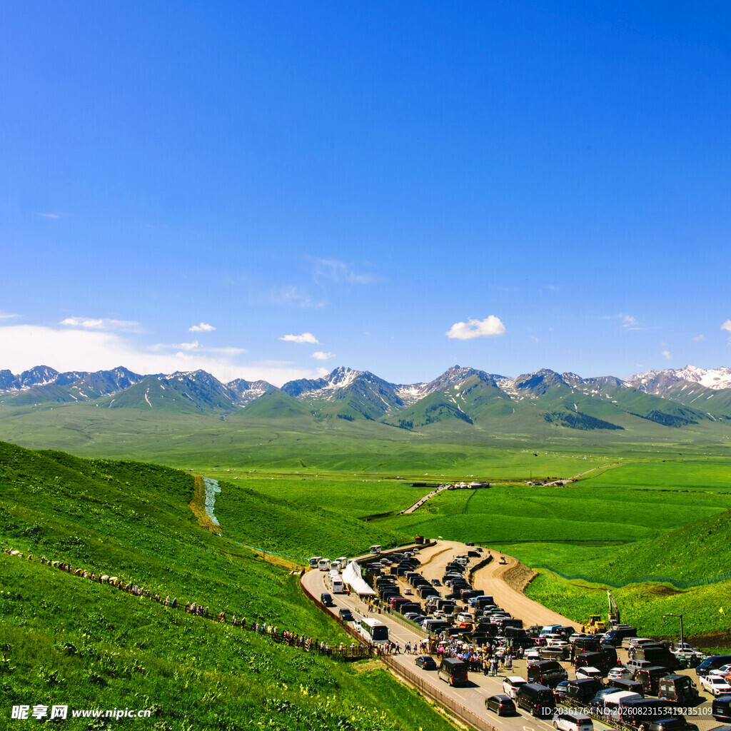 草原山谷中的车辆露营场景