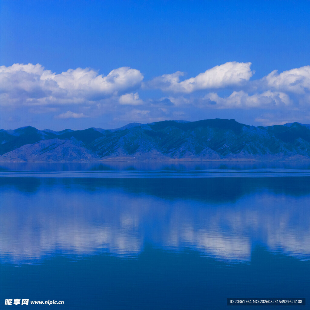 宁静湖面与远山的美丽景致