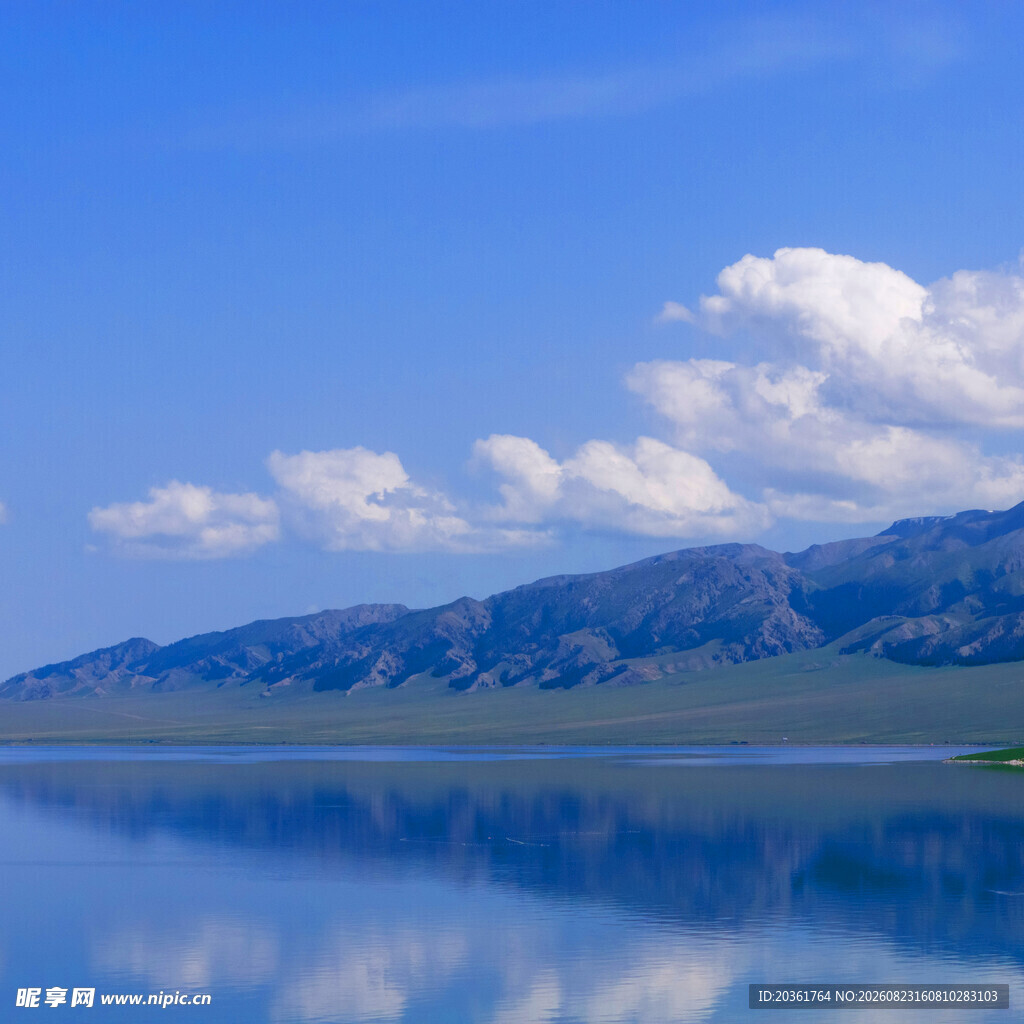 美丽湖景与远山蓝天
