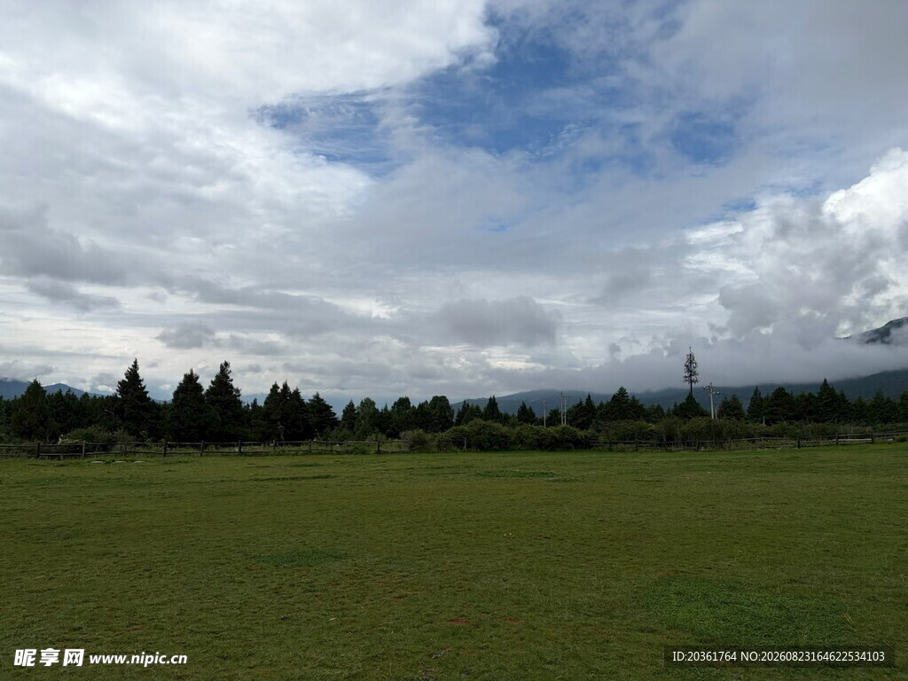 广阔草原与蓝天白云美景