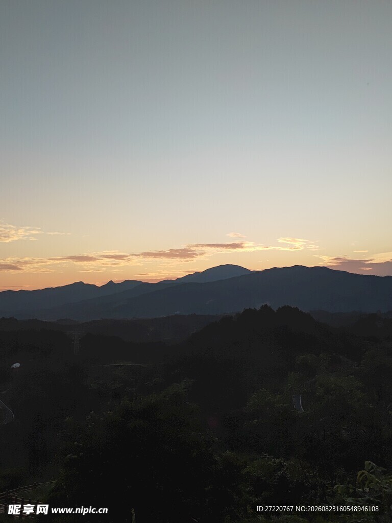 黄昏下的山峦美景