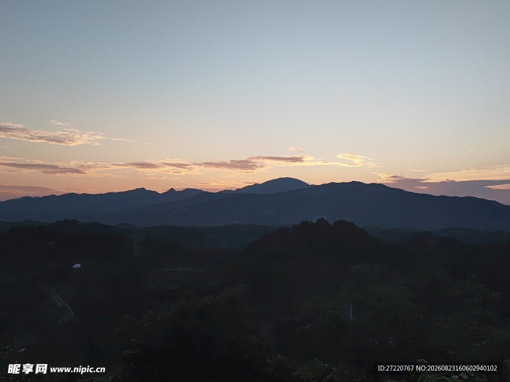 黄昏下的远山与城市景观