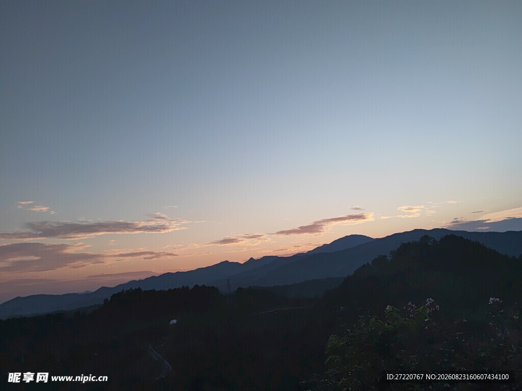 黄昏下的山峦美景