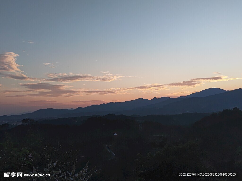 黄昏时分的山峦美景