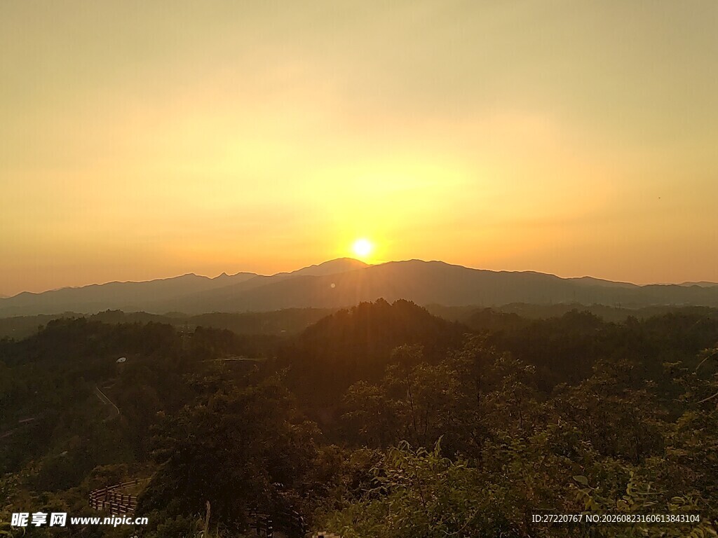 日落山林美景