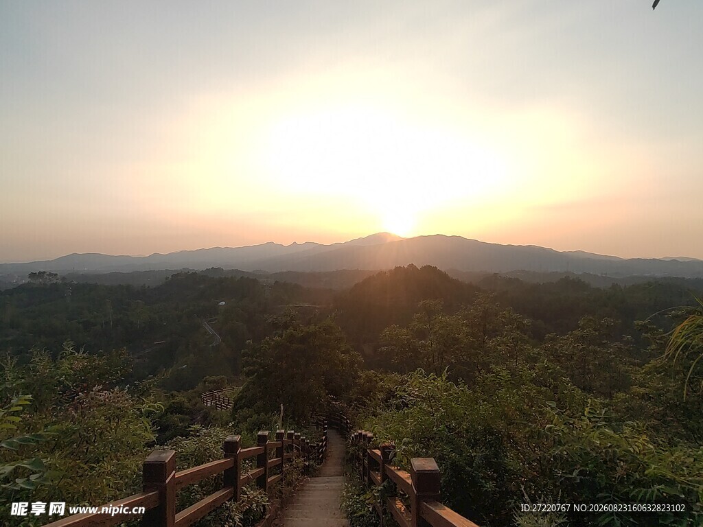 日落时分山间栈道美景