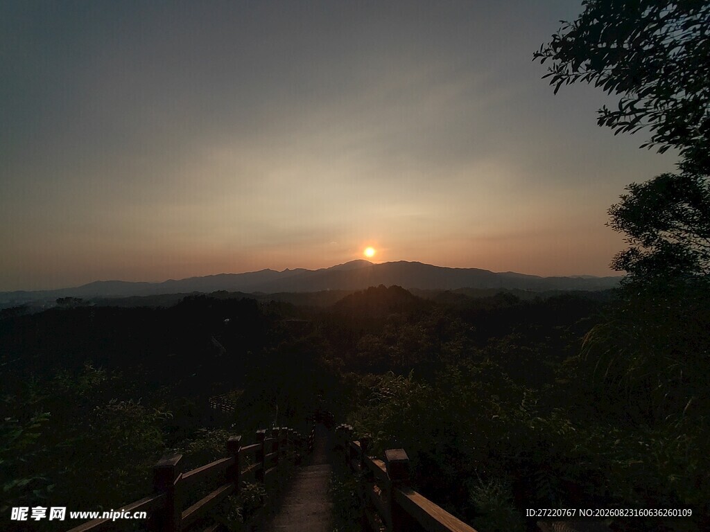 黄昏山林间的静谧步道