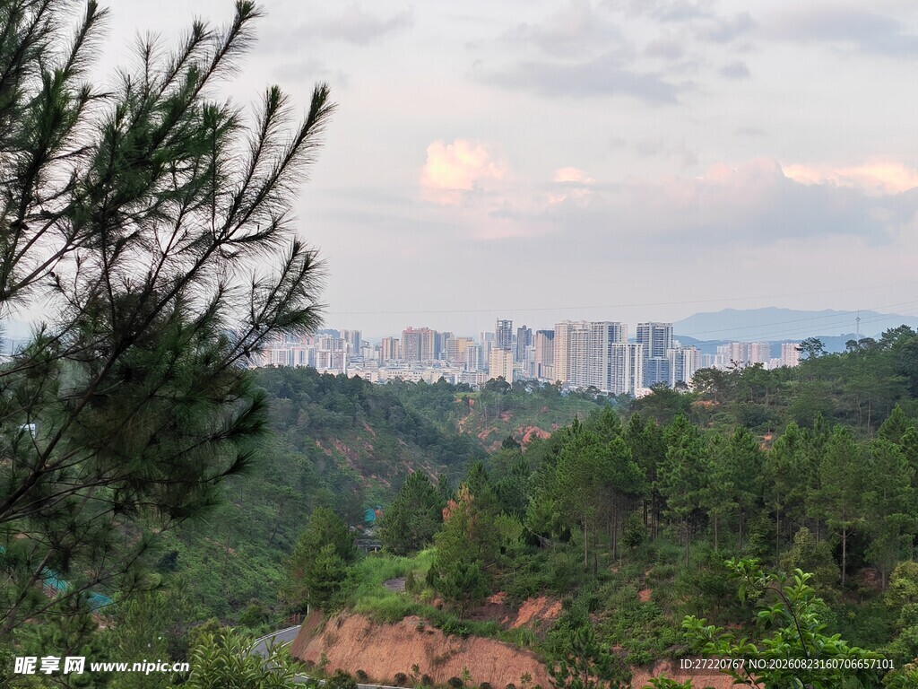 山林间远眺城市景观