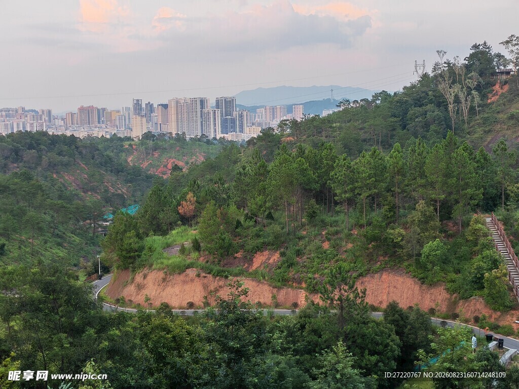 山林城市景观俯瞰图
