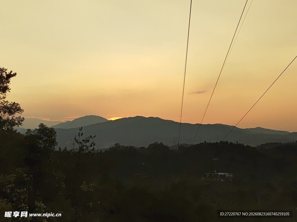 黄昏山间电线与朦胧远景