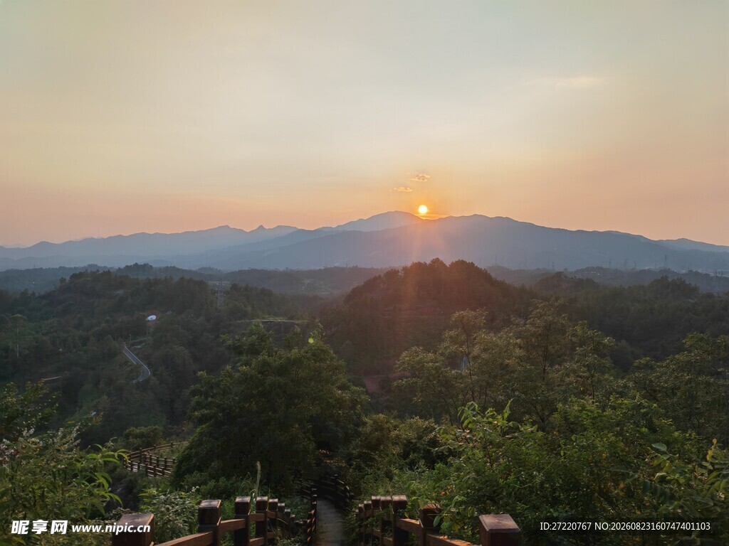 山间日落美景