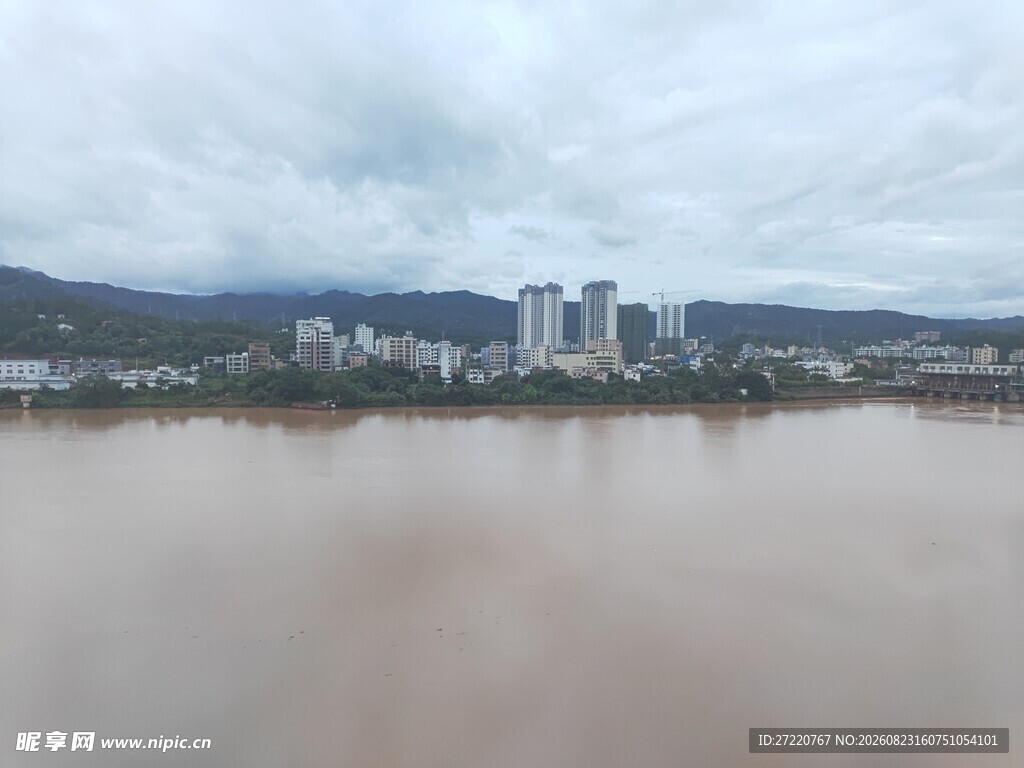 江边城市景观 江水泛黄