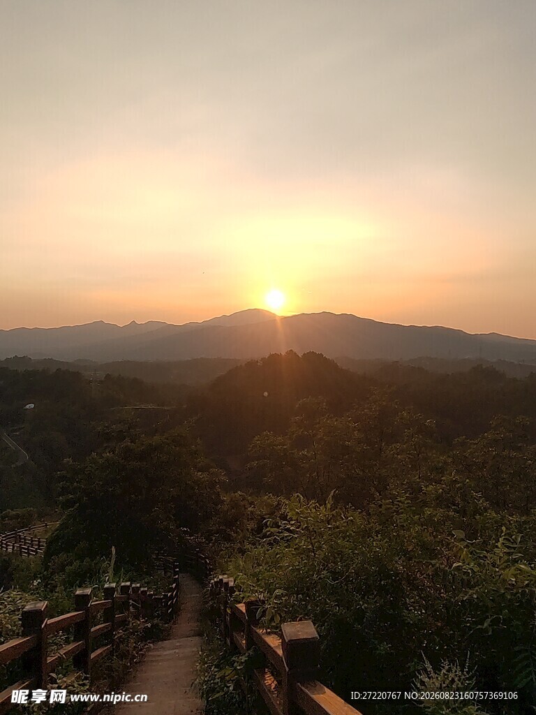 日落时分山间步道美景