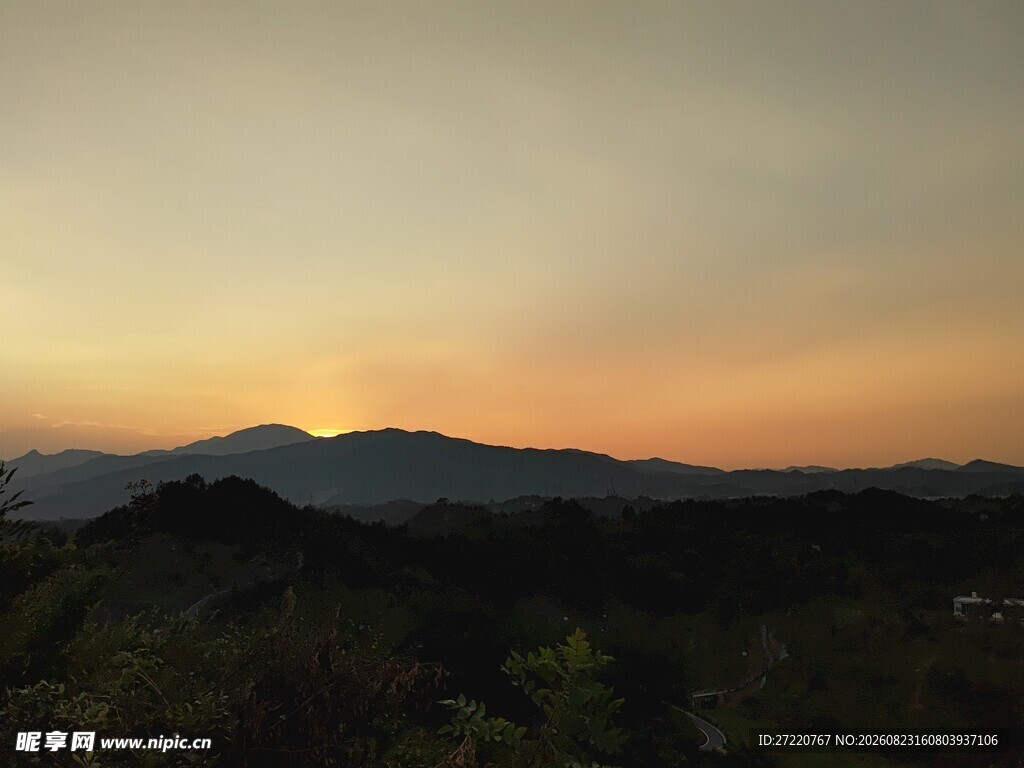 黄昏下的山峦美景