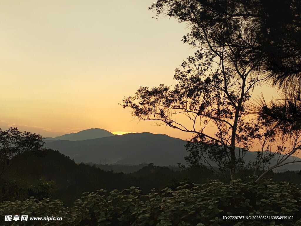 黄昏山林景色