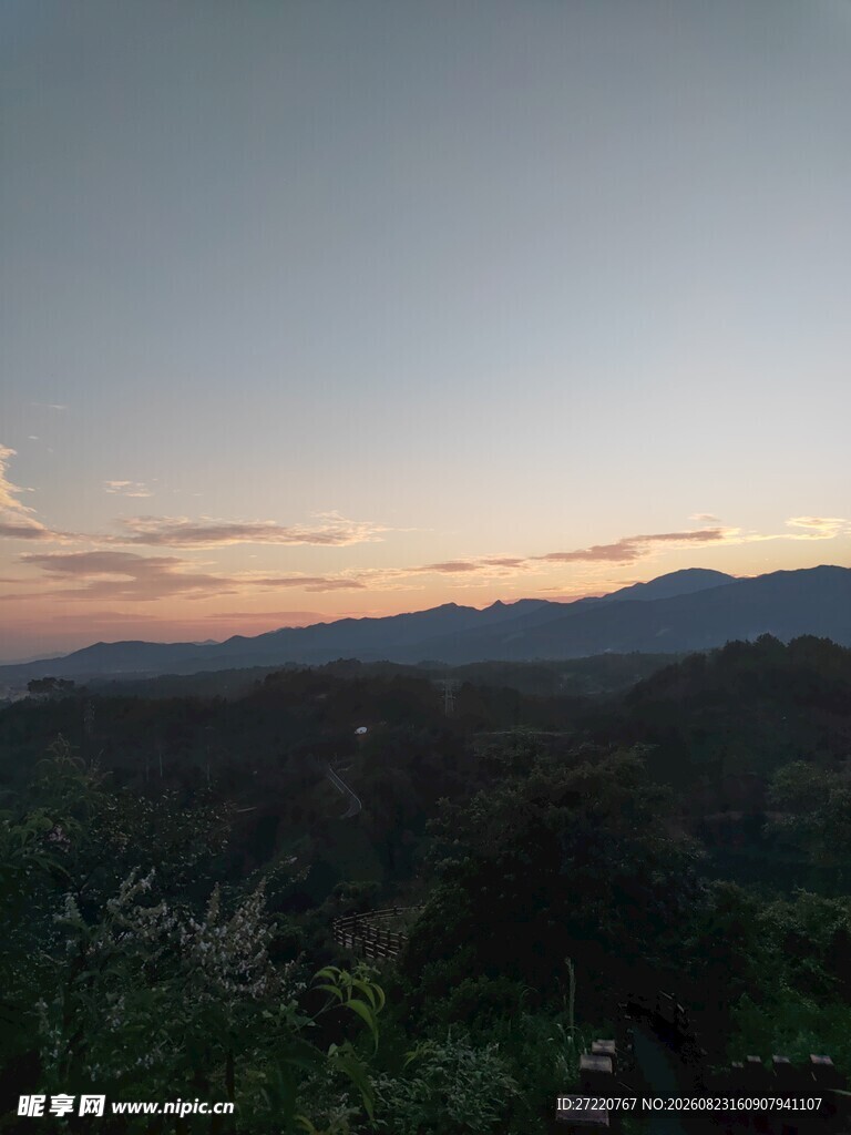 黄昏下的山峦与葱郁植被