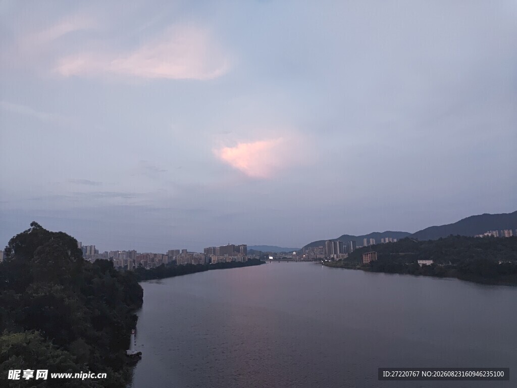 河畔暮色美景